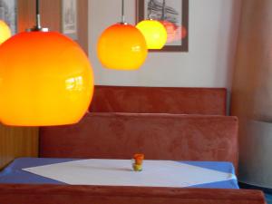 einen Tisch mit zwei Lichtern darüber in der Unterkunft Hotel Meran Hallenbad & Sauna in Saarbrücken