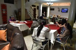 un grupo de personas sentadas en mesas en un restaurante en Hotel El Principe, en Ocaña