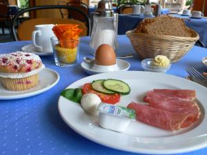 ein blauer Tisch mit einem Teller Essen drauf in der Unterkunft Hotel Meran Hallenbad & Sauna in Saarbrücken + 18 Fotos