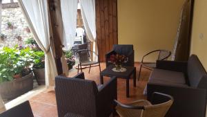 una habitación con sillas y una mesa con flores. en Casa Rural Valle Tosande, en Cantoral