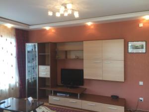 Μια τηλεόραση ή/και κέντρο ψυχαγωγίας στο Халглар Апартментс