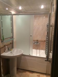 Ένα μπάνιο στο Халглар Апартментс