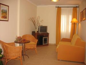 Televízia a/alebo spoločenská miestnosť v ubytovaní Hotel Las Canteras de Puerto Real