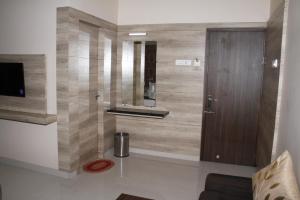 Jeyam Residency的一间浴室
