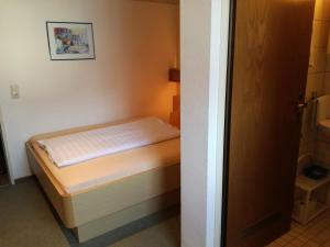 Una cama o camas en una habitación de Gästehaus Weingut - Fröhliches Weinfass