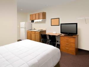 Televízia a/alebo spoločenská miestnosť v ubytovaní WoodSpring Suites San Antonio North Live Oak I-35