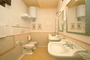 A bathroom at La Casa Del Garbo - Luxury Rooms & Suite