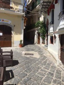 een steeg met een bank op een geplaveide straat bij Dogana Apartment in Agropoli +5 foto's