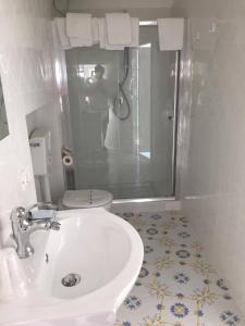 アグローポリにあるDogana Apartmentの洗面台付き浴室写真撮影