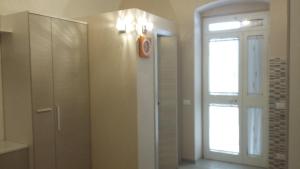 een badkamer met een spiegel, een deur en een raam bij GIUAMAR casa vacanza in Polignano a Mare