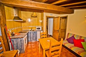 Una cocina o zona de cocina en Casa del Herrero