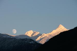 Ein allgemeiner Bergblick oder ein Berglick von des Hotels aus