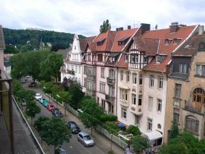 Blick auf eine Stadtstraße mit Gebäuden und Autos in der Unterkunft Hotel Meran Hallenbad & Sauna in Saarbrücken
