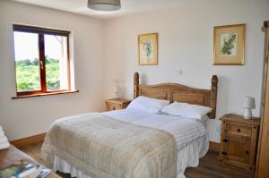 um quarto com uma cama grande e uma janela em Island View Townhouses em Clifden