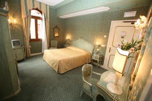 um quarto com uma cama num quarto com papel de parede verde em Locanda Ca' del Brocchi em Veneza