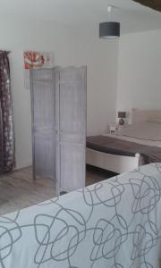 1 dormitorio con 2 camas y 1 cama individual en Gîte Blonimael, en Vendrennes