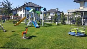 Plac zabaw dla dzieci w obiekcie Equilibrium Apartments