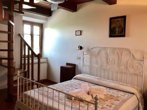 een slaapkamer met een bed in een kamer met een trap bij Agriturismo Villani Poderi Nesti & Cupoli in Lastra a Signa