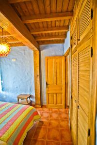 Un dormitorio con una cama y un techo de madera. en Casa del Herrero, en Mogarraz