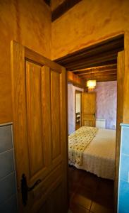 a small bedroom with a bed in a room at Casa del Herrero in Mogarraz