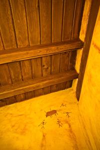 una habitación en el ático con una pintura de un insecto en el suelo en Casa del Herrero en Mogarraz