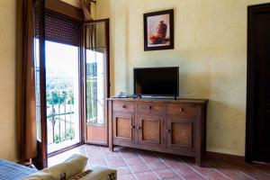 Telewizja i/lub zestaw kina domowego w obiekcie Aparthotel Rural 12 Caños