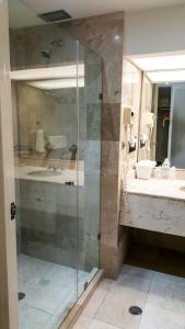 a bathroom with a glass shower and a sink at Everest Ciudad Victoria in Ciudad Victoria