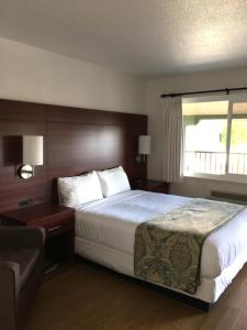 Un pat sau paturi într-o cameră la Diablo Mountain Inn Walnut Creek