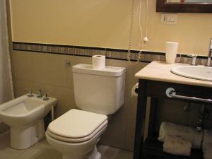 un baño con inodoro y lavabo en Don Gregorio, en Merlo
