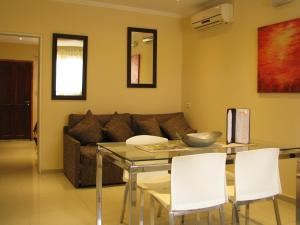 una sala de estar con una mesa y un sofá en Don Gregorio, en Merlo