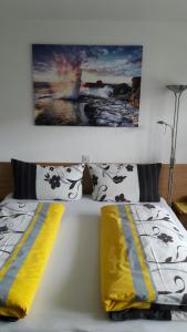 Łóżko lub łóżka w pokoju w obiekcie Gasthof Hirschen