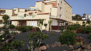 コスタ・カルマにあるApartment Los Hibiscosの正面に庭園がある建物