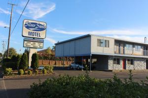 una señal para un motel frente a un edificio en Silver Sands Motel en Florence