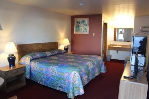 Silver Sands Motel tesisinde bir odada yatak veya yataklar