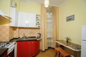 リヴィウにあるApartment on brativ Rohatyntsiv 3のキッチン(シンク、コンロ付) 上部オーブン