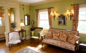 salon z kanapą i 2 krzesłami w obiekcie Thornhedge Inn w mieście Bar Harbor