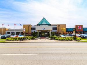 een dealer met auto's geparkeerd op een parkeerplaats bij Americana Waterpark Resort & Spa in Niagara Falls