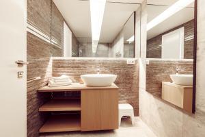 bagno con lavandino e 2 specchi di Villa Comfort a Palanga Altre 29 foto