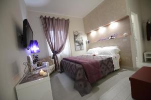 馬泰拉的住宿－In Bocca ai Sassi，一间卧室配有一张床和一台电视