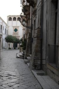 una calle adoquinada junto a un edificio en Suite&B, en Scicli