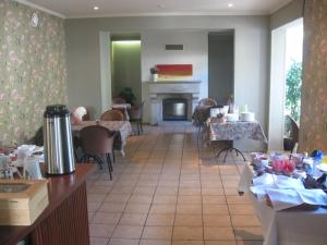 Tulbi Guesthouse tesisinde bir restoran veya yemek mekanı