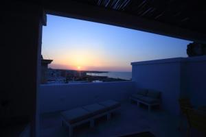 um quarto com vista para o pôr-do-sol a partir de uma varanda em FONTEblu B&B em Polignano a Mare