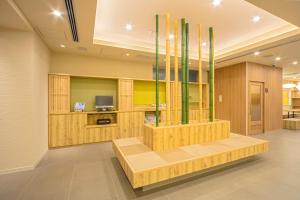 京都市にある相鉄フレッサイン 京都四条烏丸のロビー(ベンチ付)