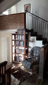 een woonkamer met een boekenplank gevuld met boeken bij Pousada Cantagalo Bichinho MG in Bichinho
