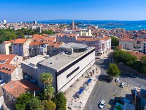 een luchtzicht op een stad met een gebouw bij PRIMA Life Spalato in Split