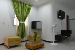 salon z zieloną zasłoną i telewizorem w obiekcie Hotel El Principe Sede Campestre w mieście Ocaña