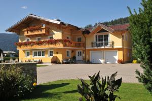 Una gran casa amarilla con una gran entrada en Haus Anni en Radstadt