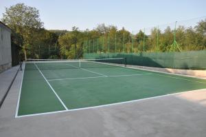 a tennis court with at Guesthouse Djurić in Negotin