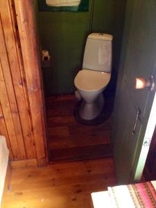 Little Garden House في Kassari: حمام صغير مع مرحاض في الغرفة