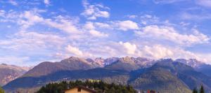 una casa con vistas a una cordillera en Pergolato alpino p.terra, en Teglio